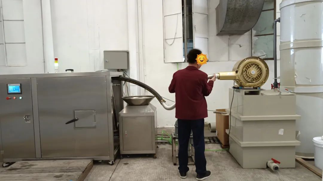 餐廚垃圾處理設(shè)備結(jié)合<a href='/' style='color: blue;' target='_blank'>工業(yè)除臭劑</a>實(shí)現(xiàn)系統(tǒng)除臭.jpg 餐廚垃圾處理設(shè)備結(jié)合<a href='/' style='color: blue;' target='_blank'>工業(yè)除臭劑</a>實(shí)現(xiàn)系統(tǒng)除臭.jpg