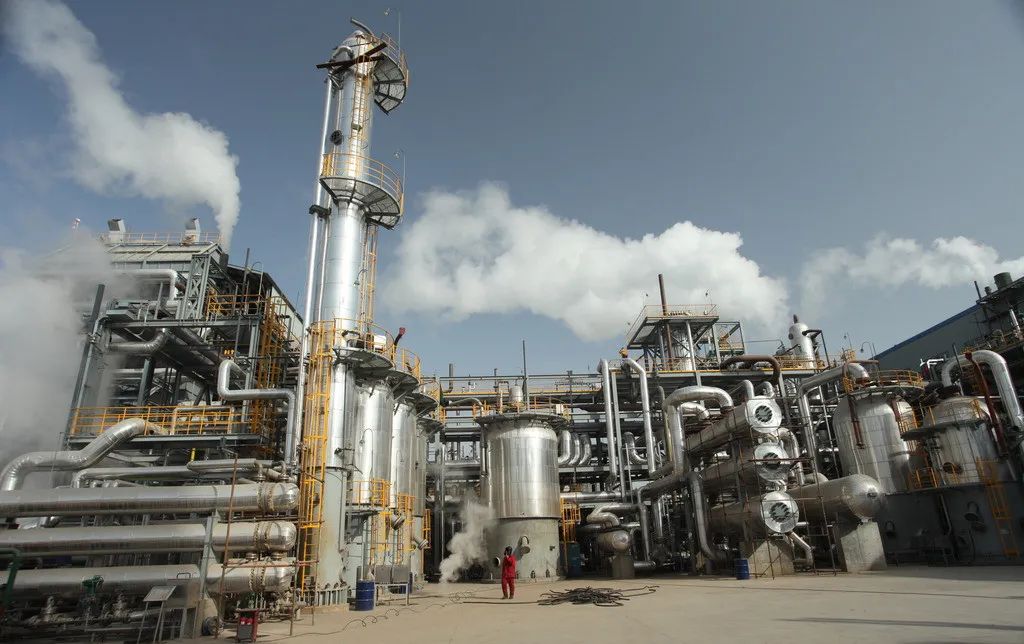 按 VOCs 的化學結(jié)構(gòu)，可將其進一步分為 8 類：烷烴類、芳香烴類、烯烴類、鹵代烴類、酯類、醛類、酮類和其他化合物。從環(huán)保意義上講，主要指化學性質(zhì)活潑的那一類揮發(fā)性有機物。常見的 VOCs有：苯、甲苯、二甲苯、苯乙烯、三氯乙烯、三氯甲烷、三氯乙烷、二異氰酸酯（TDI）、二異氰甲苯酯等。